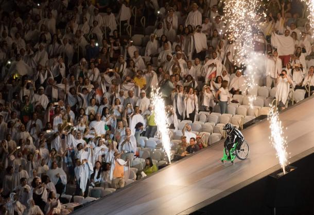 Aaron Wheelz dá mega salto de rampa e ainda completa ação com giro 360º | Foto: Simon Bruty OIS/IOC