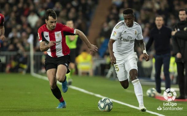 Vinícius Jr frente a Lekue en la banda / Foto: LaLiga