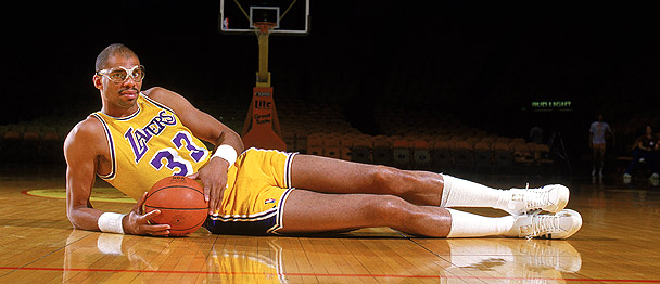 Kareem Abdul-Jabbar con su último equipo, los Ángeles Lakers. |Foto: NBA.com
