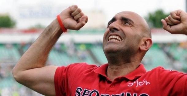 Abelardo, celebrando el ascenso del Sporting a Primera. / Foto: Defensa central