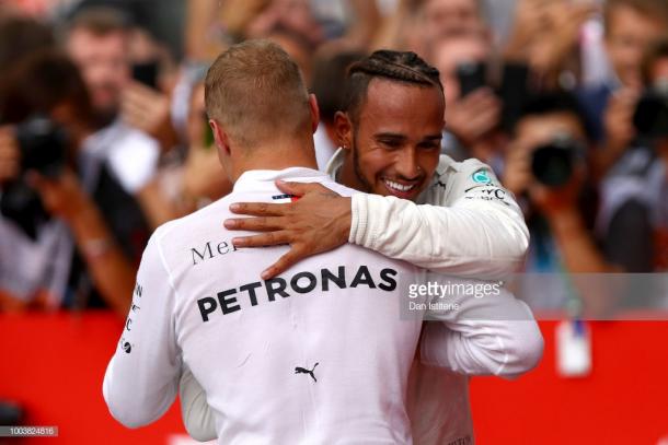 Abrazo entre los dos pilotos de Mercedes. Foto: Getty Images.