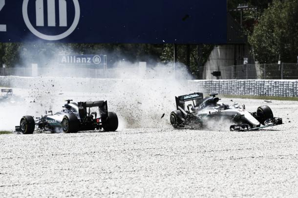 Hamilton y ROsberg colisionan en el GP de España (Foto: Getty Images).