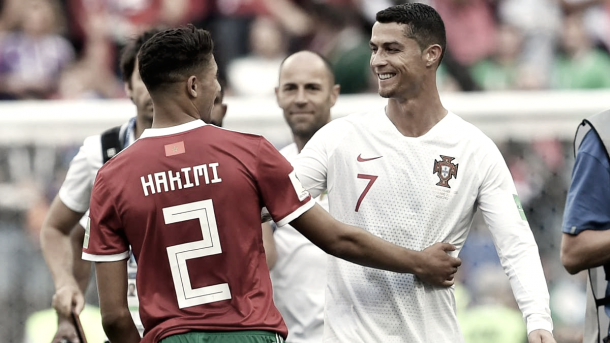 Achraf y Cristiano Ronaldo se saludan en el encuentro entre Marruecos y Portugal | Foto: Getty Images