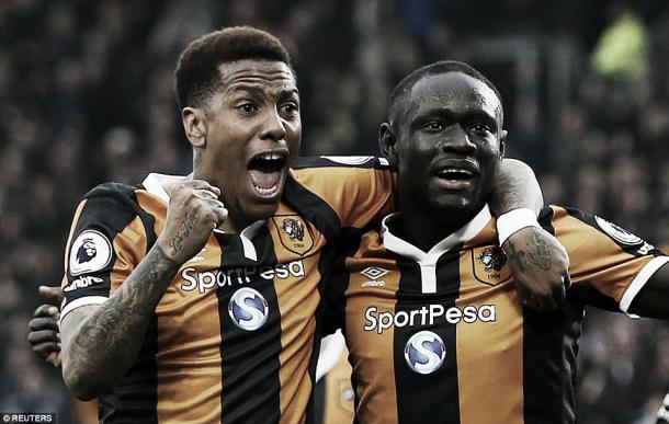 Abel Hernández y Niasse celebran el segundo gol del Hull City. Foto: Daily Mail