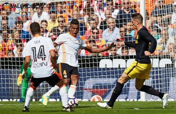 Aderllan Santos despeja un balón ante la mirada de Fernando Torres y Gayà | Foto: Valencia CF