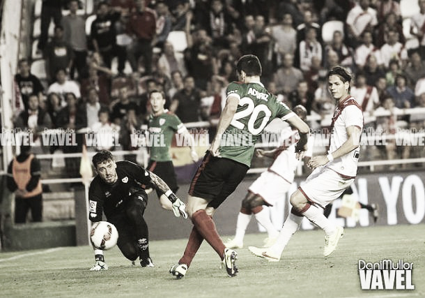 Aduriz anotando un gol ante el Rayo Vallecano. /Foto: Dani Mullor (Vavel.com)/