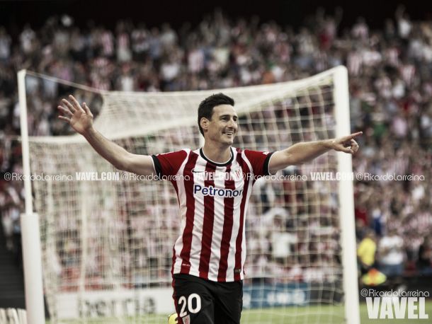 Aritz Aduriz celebrando uno de los muchos goles que ha marcado con el Athletic | Imagen: Ricardo Larreina - VAVEL