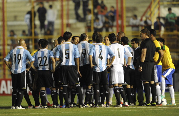 Após uma hora de paralisação, partida não foi nem iniciada e nova data foi marcada | Foto: Alfredo Herms/LatinContent/Getty Images