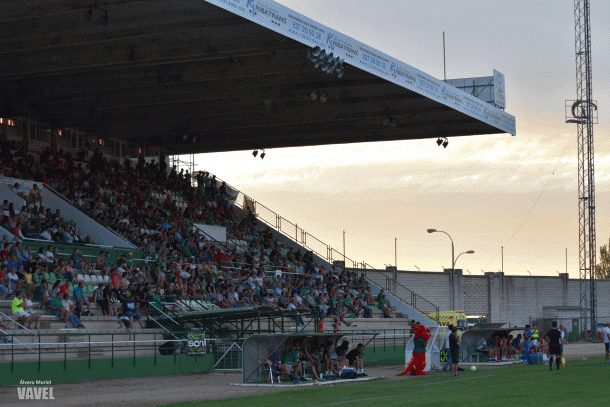 Numerosa presencia de aficionados en un partido en el Príncipe Felipe