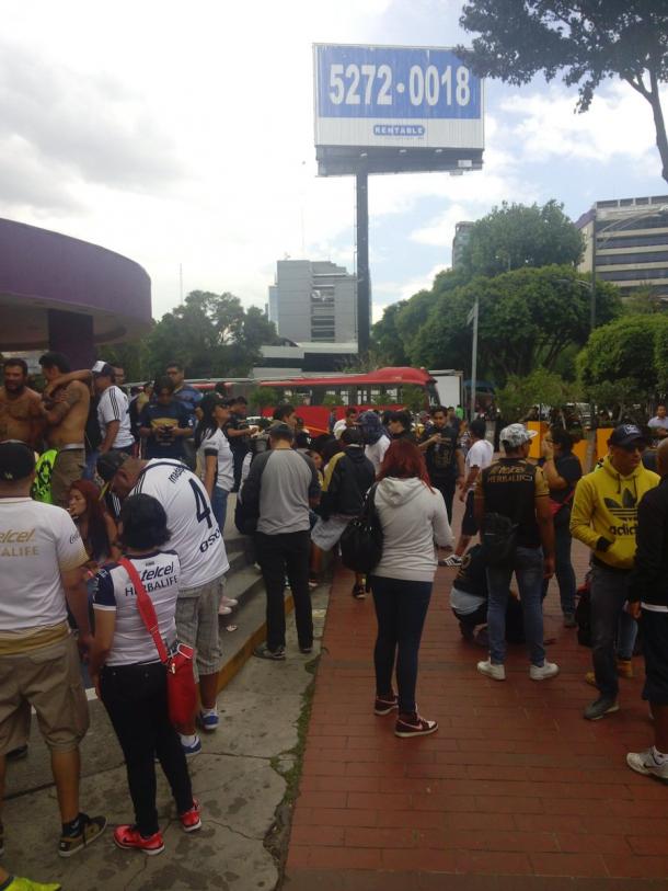 Los aficionados de Pumas ya están reunidos en las inmediaciones del Estadio Azul | Foto: León Iturbide