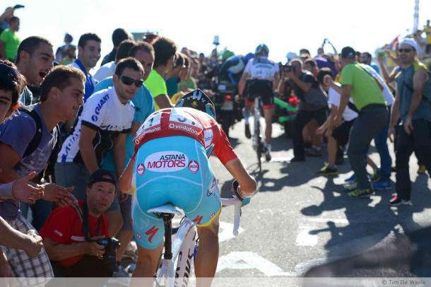 Nibali superando un pasillo de aficionados | Fuente: Tim de Waele.