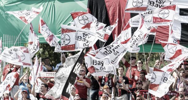 Aficionados del Leverkusen en el debut del equipo | Foto: @bayer04_es