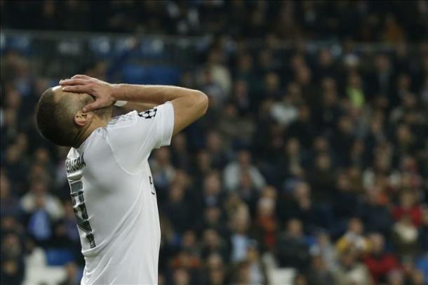 Karim Benzema se lamenta en un partido con el Real Madrid | Foto: es.besoccer.com