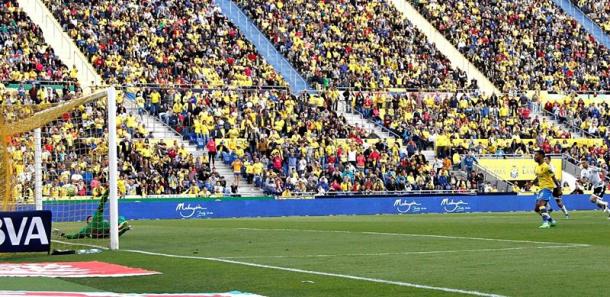 Viera de marca de penalti a Diego Alves | Fotografía: EFE