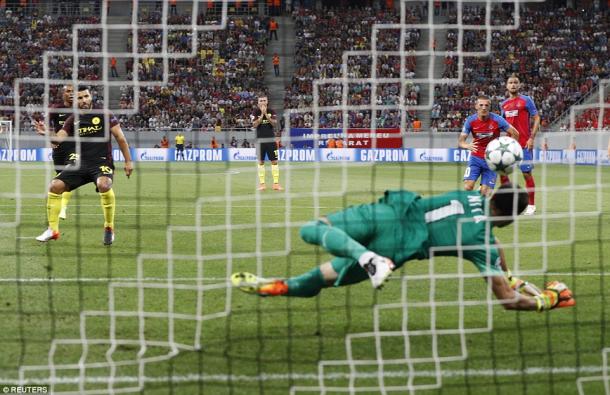 Sergio Aguero misses his first penalty | Photo: Reuters