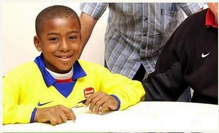 Iwobi signs with Arsenal in 2003. | Source: Arsenal