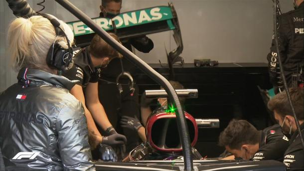 Mercedes cambiando el ala trasera. Foto: F1