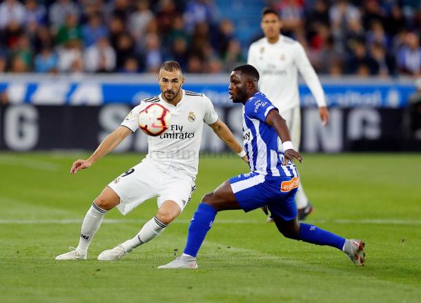 Benzema y Wakaso pugnan por un balón (Alavés vs Real Madrid, 2018) / Foto: Real Madrid Web Oficial
