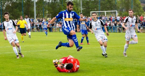 Andrei intenta superar al portero Guillermo. / Foto: Deportivo Alavés