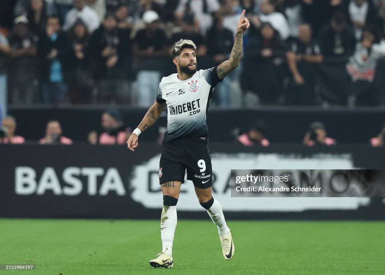 Alberto celebrating for Corinthians - (Photo by Alexandre Schneider/Getty Images)