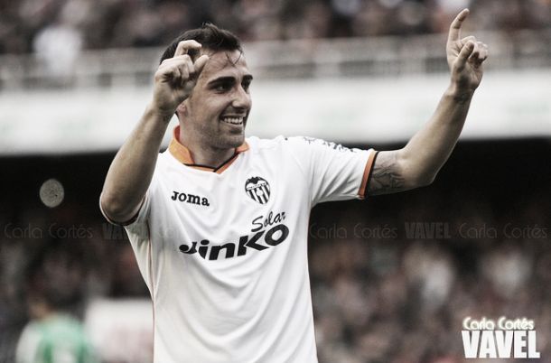 Paco Alcácer celebrando un gol con el Valencia / Fuente: VAVEL