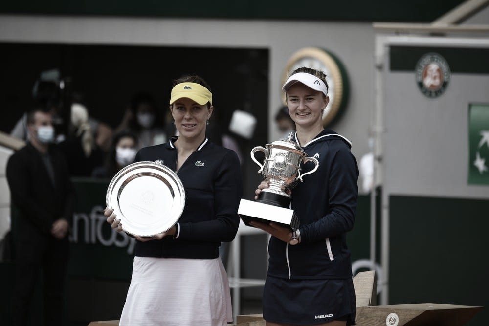 ​ Barbora Krejcikova (derecha) y Anastasia Pavlyuchenkova durante la ceremonia final. Foto Roland Garros.  ​