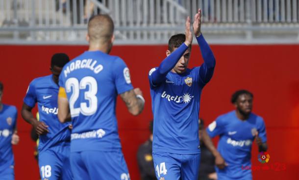 Alcaraz celebrando su primer gol: LaLiga1|2|3