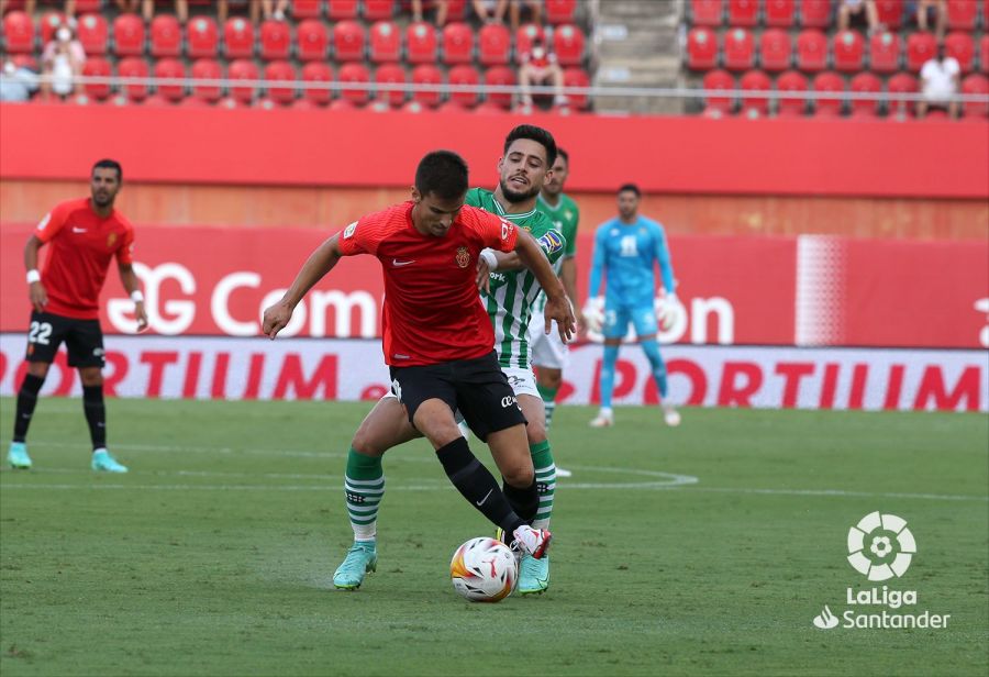Alex Moreno disputa el balón en el Mallorca - Betis de la 2021/2022. Fuente: LaLiga
