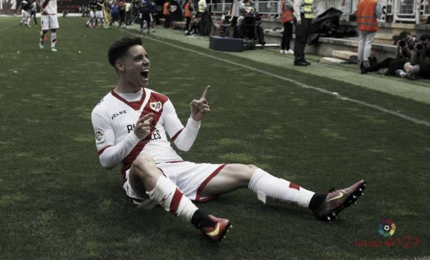 Álex Moreno celebrando el gol que significaba el séptimo ascenso del Rayo Vallecano a Primera División | Fotografía: La Liga