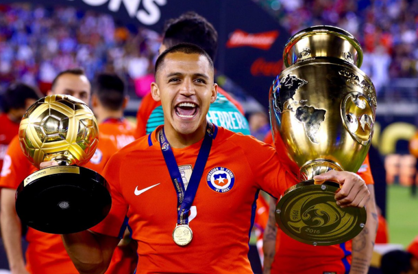 Alexis flaunts his winnings at the Copa America. | Source: foxsports