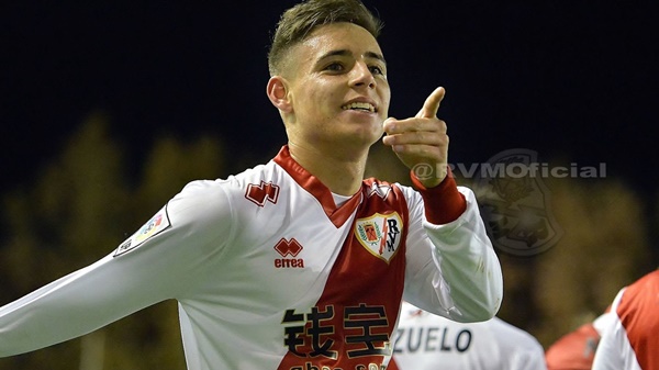 Álex Moreno señalando a la grada tras marcar un gol. Fotografía: Rayo Vallecano S.A.D.