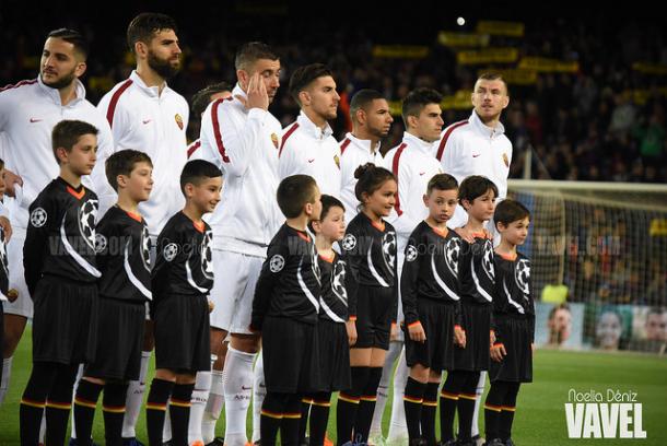Jugadores de la AS Roma en el Camp Nou mientras sonaba el himno de la Champions League