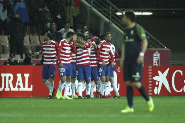 Los jugadores del Granada CF celebran un gol al Sporting | Foto: Antonio L. Juárez