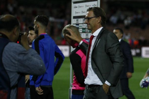 Tony Adams consuela a Pereira tras el último partido | Foto: Antonio L. Juárez