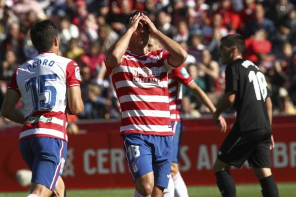 Joselu se lamenta en el partido contra el Sevilla Atlético | Foto: AL Juárez