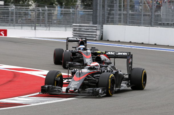 Jenson Button y Fernando Alonso durante el Gran Premio de Rusia | Fuente: formula1.autobild.es