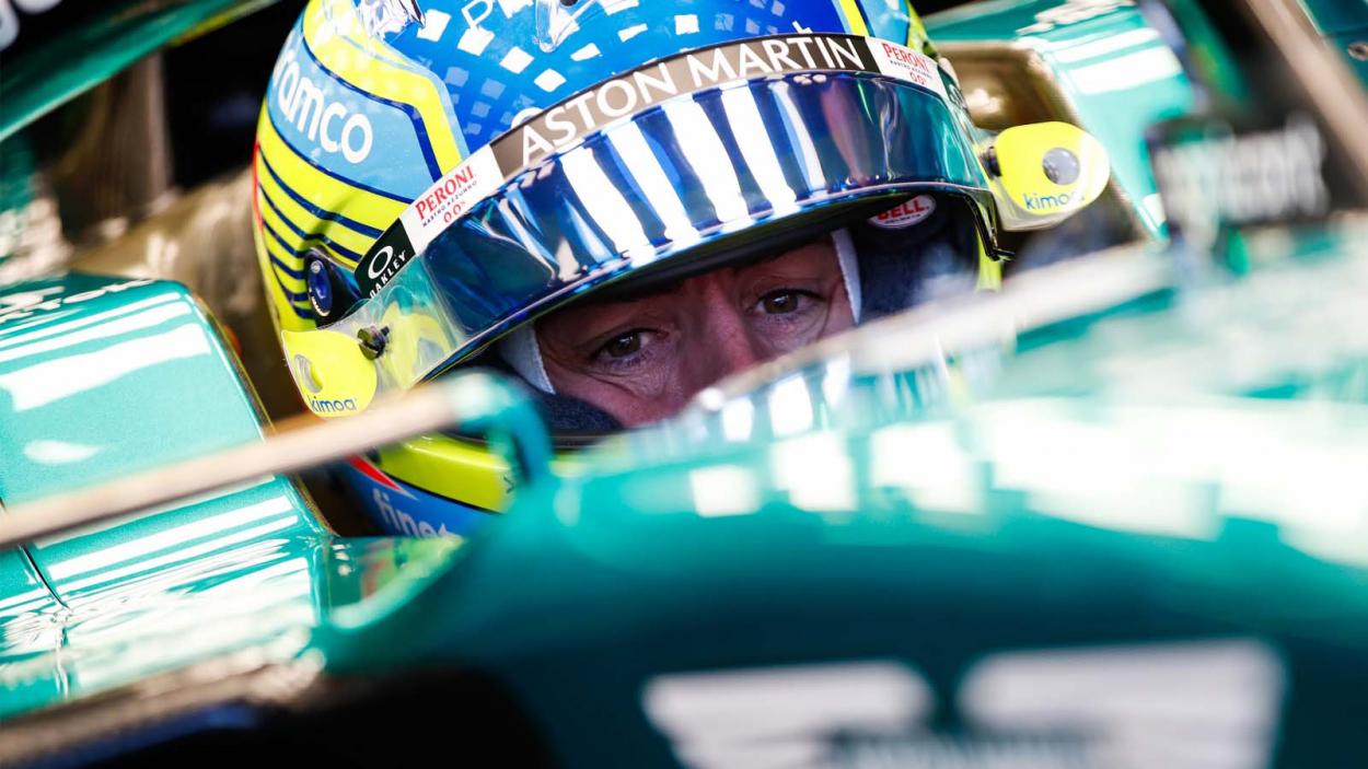 Alonso in the Aston Martin garage in England/Source: planetF1