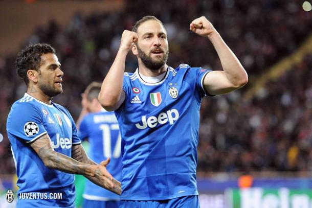Dani Alves y Gonzalo Higuaín fabricaron los goles en el Louis II. | FOTO: Juventus.com