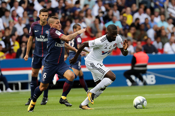 Posicionamento tático do Amiens acabou não sendo páreo para um desacostumado PSG (Foto: Thomas Samson / AFP via Getty Images)