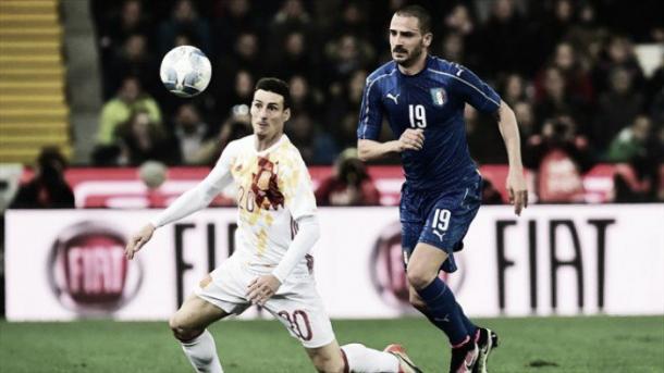 Aduriz y Bonucci disputan un balón durante el partido del pasado jueves | Foto: UEFA