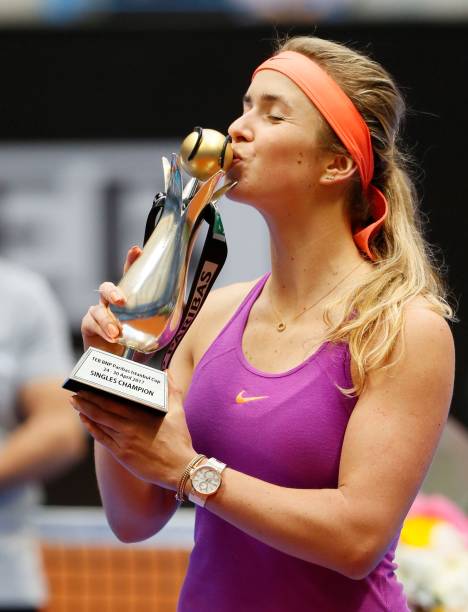 Elina Svitolina holding her trophy from Istanbul. Getty Images/Anadolu Agency