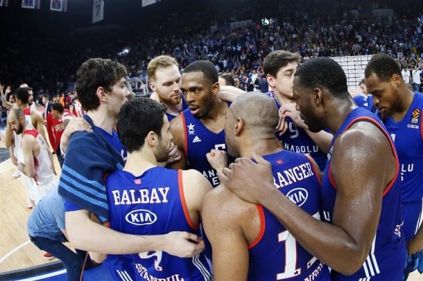 La soddisfazione di casa Efes dopo il 2-1 - Foto EuroLeague