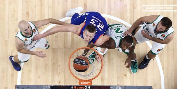 La lotta a rimbalzo tra Omic ed i greci - Foto @AnadoluEfesSK