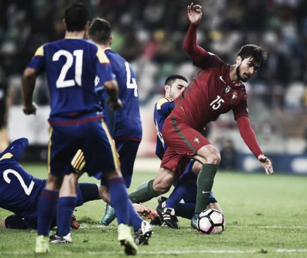 André Gomes disputa la posesión en el partido frente a Andorra | Foto: EFE