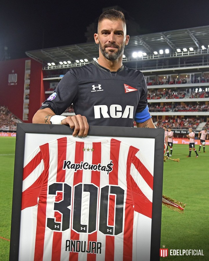 Andújar fue reconocido en marzo por haber llegado a los 300 partidos con la camiseta del Pincha. Foto: Prensa Edelp.