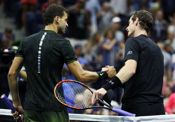 Murray and Dimitrov shake hands at the net (Photo by Al Bello/Getty Images)