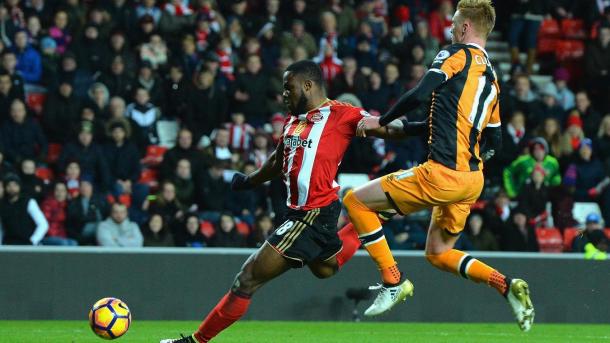 Anichebe ejecutando un disparo. Foto: premierleague