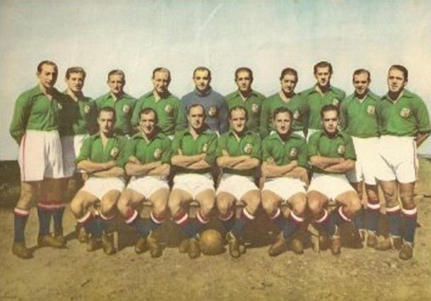 Lángara (far left, standing) and the Euzkadi team in 1937 | Photo: Antonando Fútbol