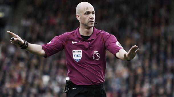 Anthony Taylor arbitrando un partido. Foto: Premier League.