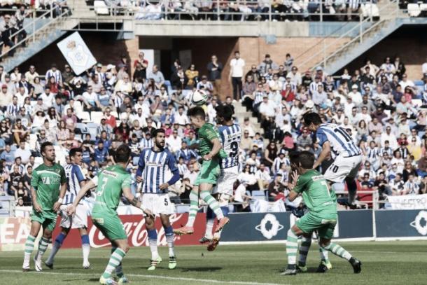 El Recreativo consiguió la permanencia la campaña pasada ante el Linares. | Foto: Antonio Manuel García.